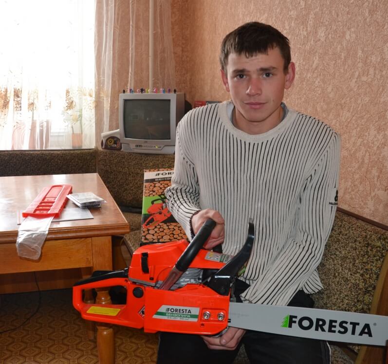 Куплено бензопилку випускнику!