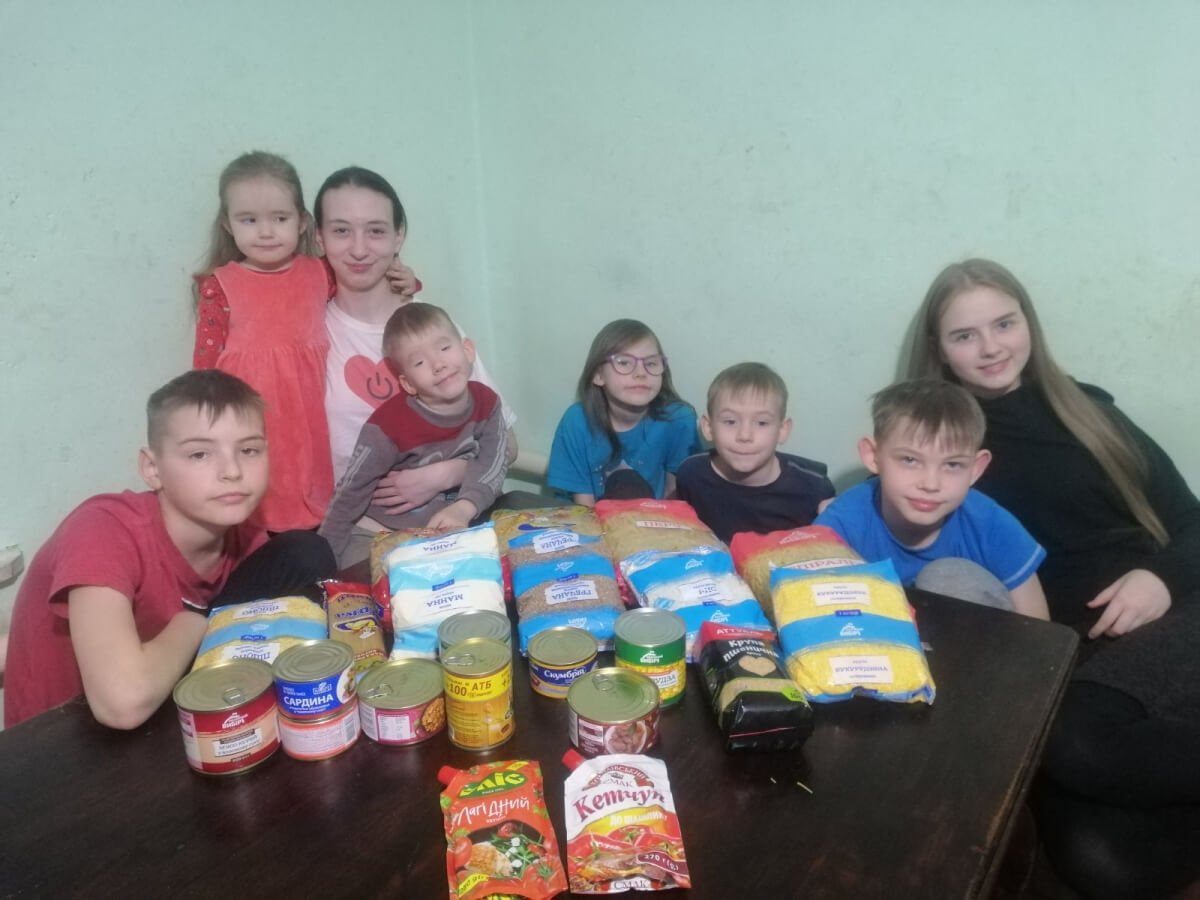 Допомагаємо тим, кому це потрібно