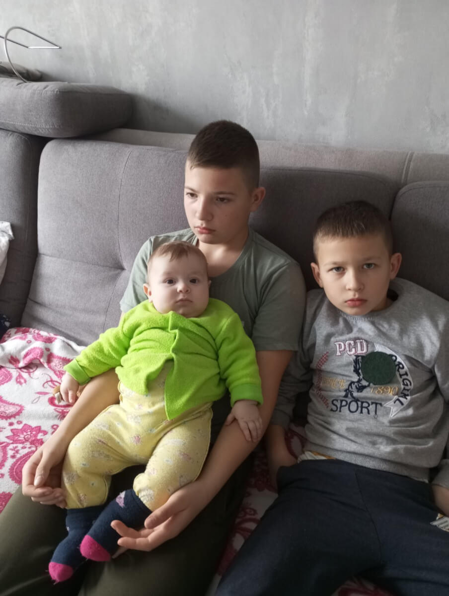 Родина з Херсонської області чекає на допомогу (english version below)